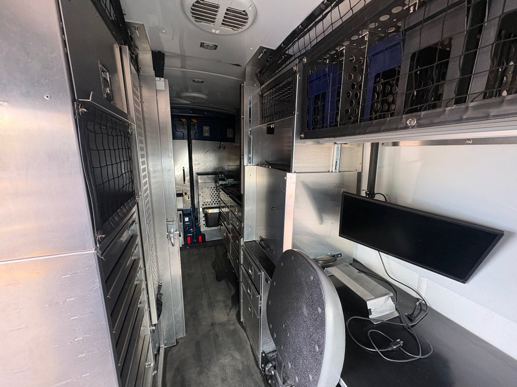 2017 Ford Transit Cargo Van T-350 High Roof 148' in Saint-Sulpice, Quebec - 6 - w1024h768px