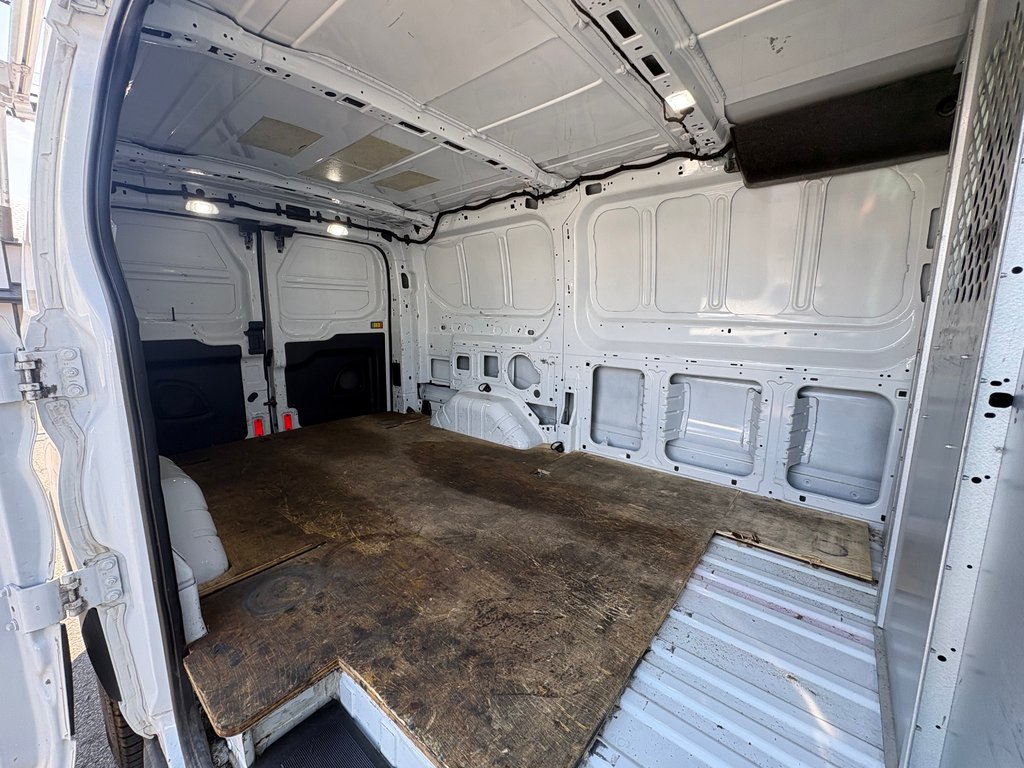 2018 Ford Transit Cargo Van T-150 Low Roof 130' in Repentigny, Quebec - 10 - w1024h768px