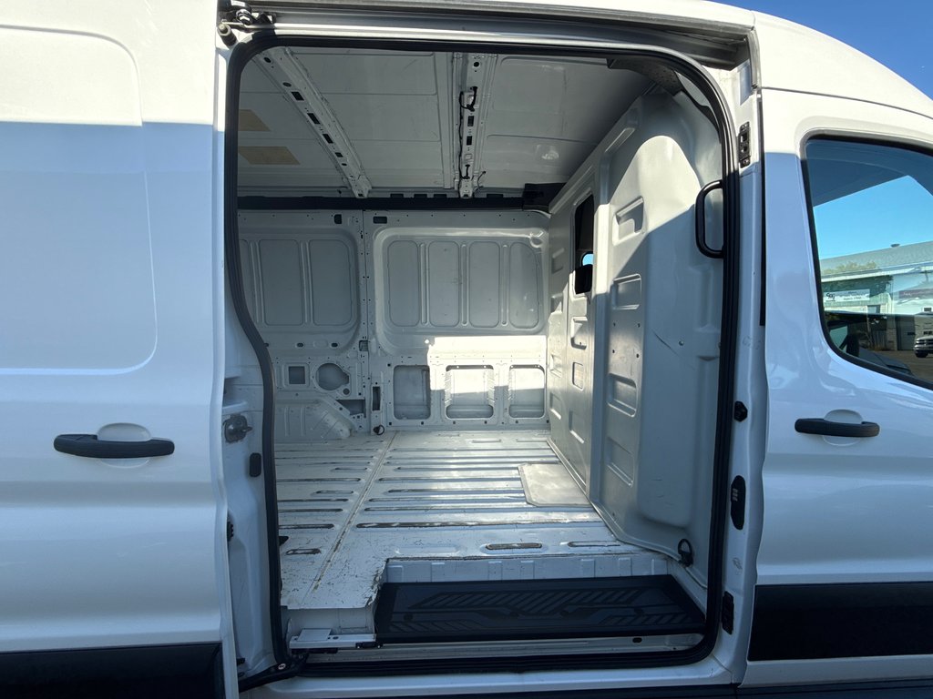 Ford Transit Cargo Van T-250 Medium Roof 130' 2022 à Saint-Sulpice, Québec - 10 - w1024h768px