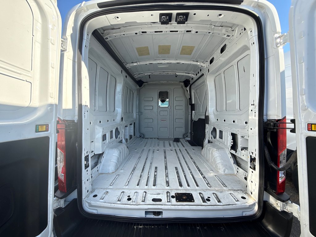 Ford Transit Cargo Van T-250 Medium Roof 130' 2022 à Saint-Sulpice, Québec - 7 - w1024h768px