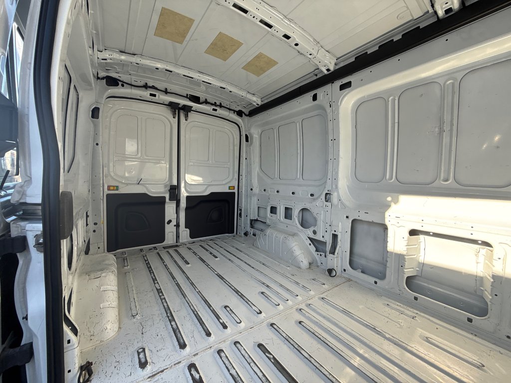 Ford Transit Cargo Van T-250 Medium Roof 130' 2022 à Saint-Sulpice, Québec - 8 - w1024h768px