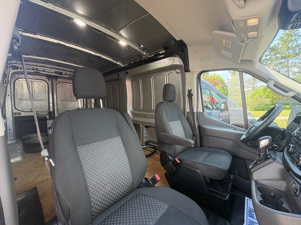 2022 Ford Transit Cargo Van T-250 Medium Roof 130' in Repentigny, Quebec - 9 - w1024h768px