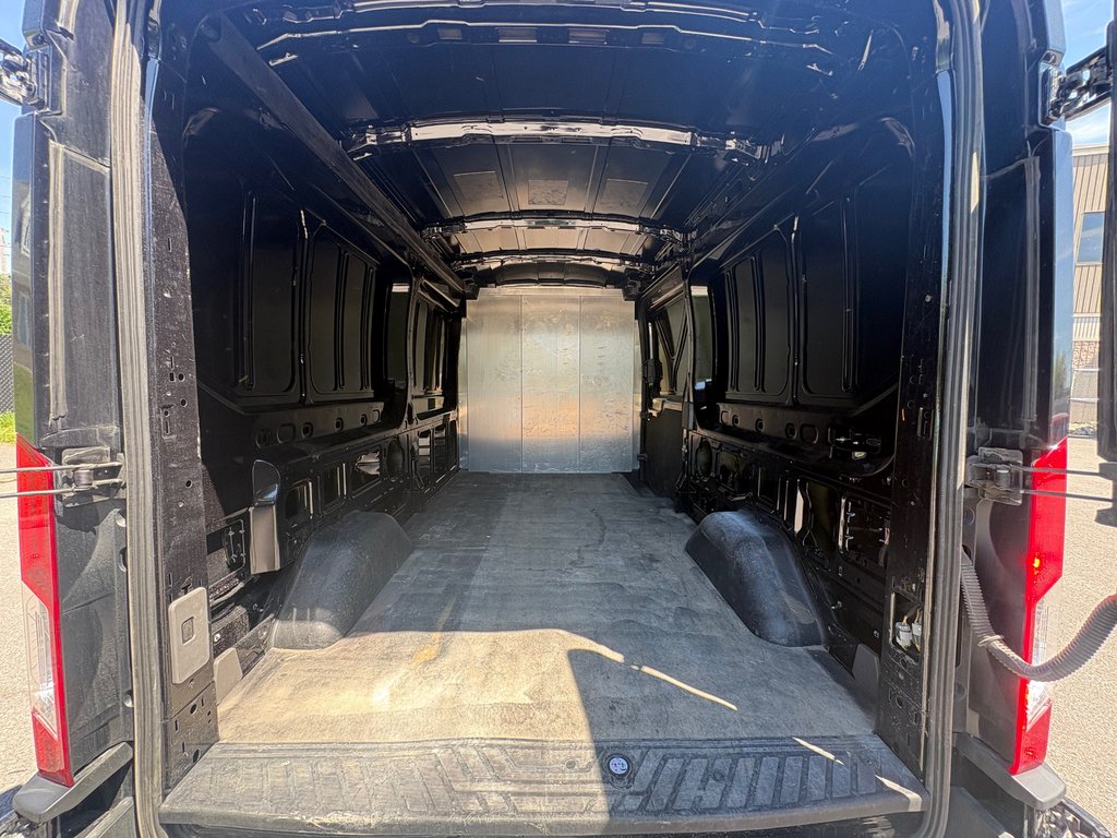 2022 Ford Transit Cargo Van T-250 Medium Roof 148' in Repentigny, Quebec - 9 - w1024h768px