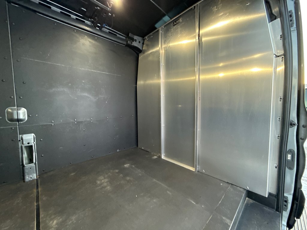 Ford Transit Cargo Van T-250 Medium Roof 130' AWD 2023 à Repentigny, Québec - 13 - w1024h768px