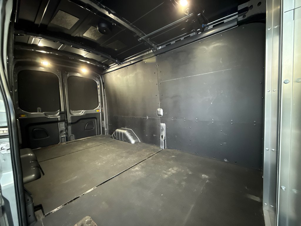 Ford Transit Cargo Van T-250 Medium Roof 130' AWD 2023 à Repentigny, Québec - 12 - w1024h768px