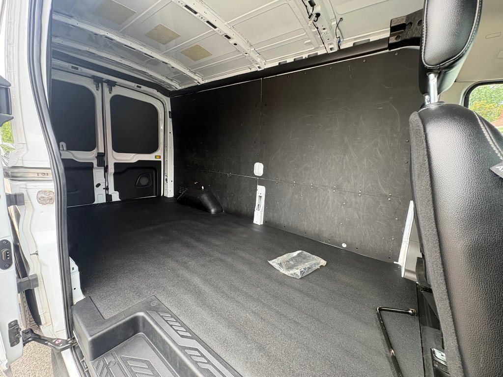 Ford Transit Cargo Van T-250 Medium Roof 148' AWD 2024 à Repentigny, Québec - 9 - w1024h768px