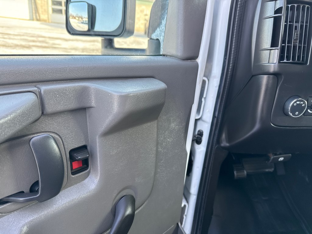 GMC Savana Commercial Cutaway Cube 12' 2014 à Repentigny, Québec - 13 - w1024h768px