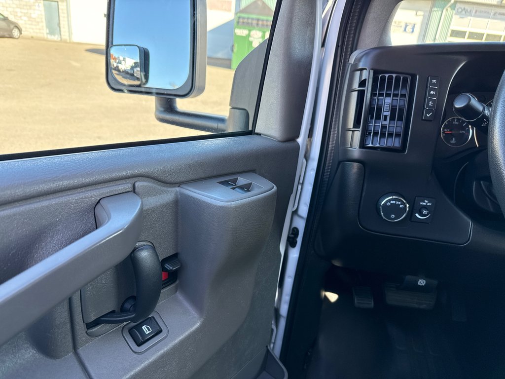 2023 GMC Savana Commercial Cutaway Cube 12 PIEDS 12'' in Repentigny, Quebec - 19 - w1024h768px