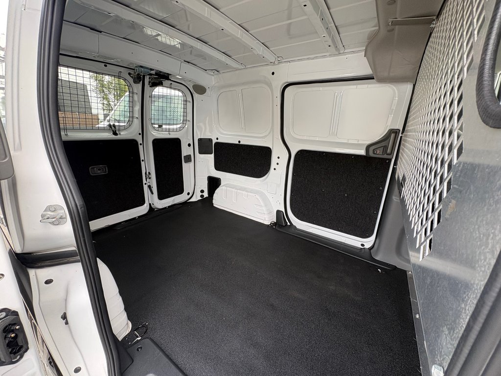 2017 Nissan NV200 S in Repentigny, Quebec - 12 - w1024h768px