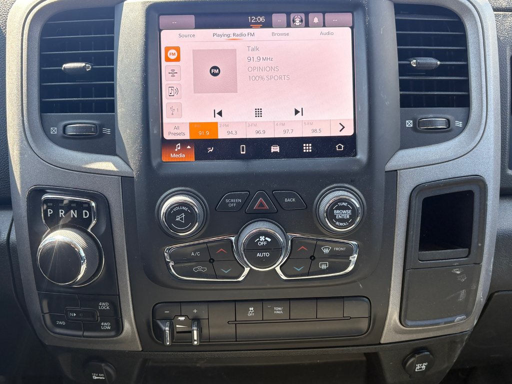 2023 Ram 1500 Classic Express Crew Cab in Repentigny, Quebec - 15 - w1024h768px