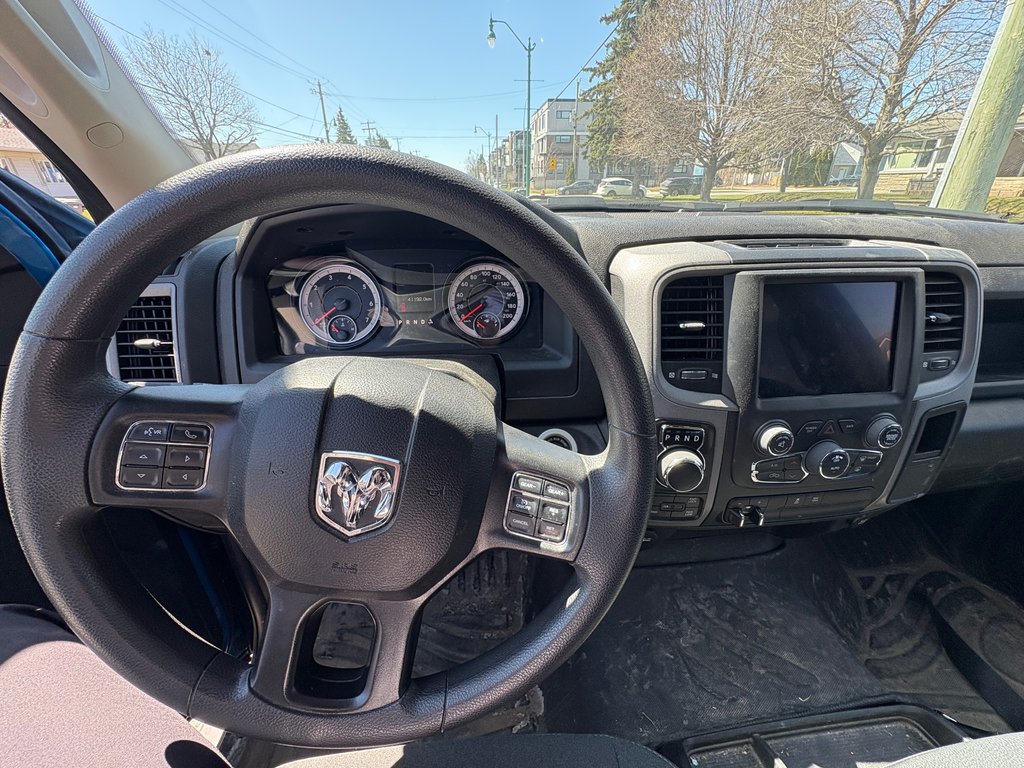 2023 Ram 1500 Classic Express Crew Cab in Repentigny, Quebec - 14 - w1024h768px