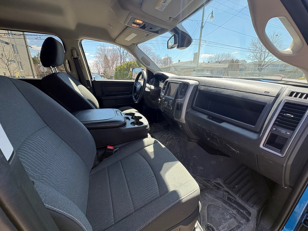 2023 Ram 1500 Classic Express Crew Cab in Repentigny, Quebec - 12 - w1024h768px