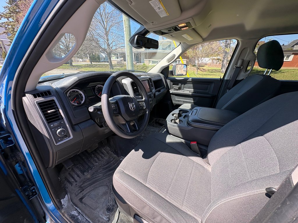 2023 Ram 1500 Classic Express Crew Cab in Repentigny, Quebec - 11 - w1024h768px