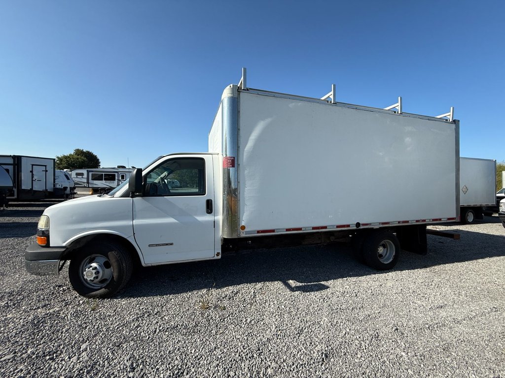 2011 Chevrolet Express Commercial Cutaway 3500 in Saint-Sulpice, Quebec - 2 - w1024h768px