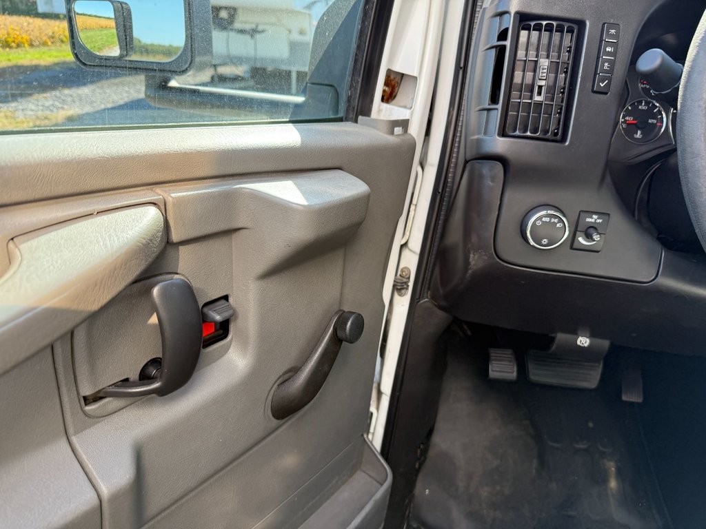 2011 Chevrolet Express Commercial Cutaway 3500 in Saint-Sulpice, Quebec - 17 - w1024h768px