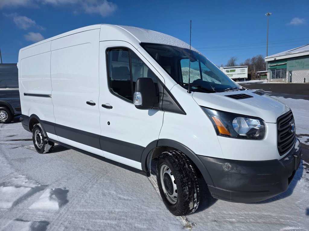 Ford Transit Cargo Van T-250 Medium Roof 148' 2018 à Repentigny, Québec - 11 - w1024h768px