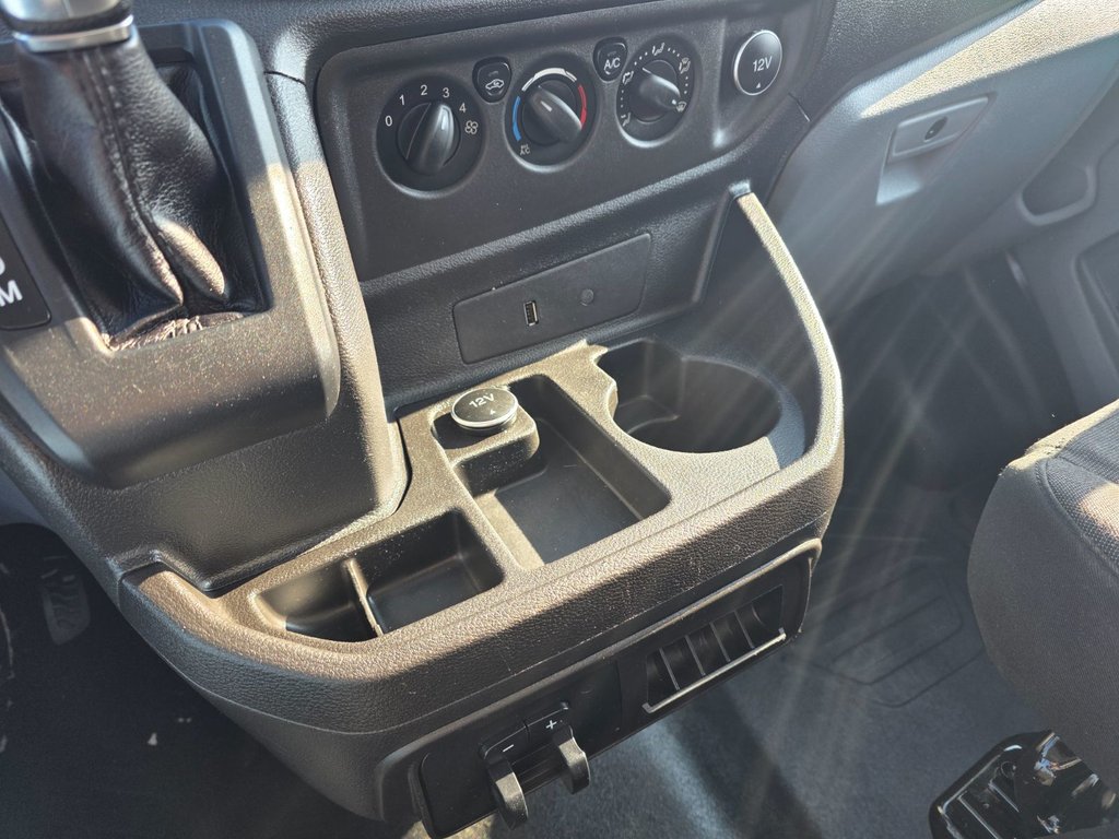 Ford Transit Cargo Van T-250 Medium Roof 148' 2018 à Repentigny, Québec - 18 - w1024h768px