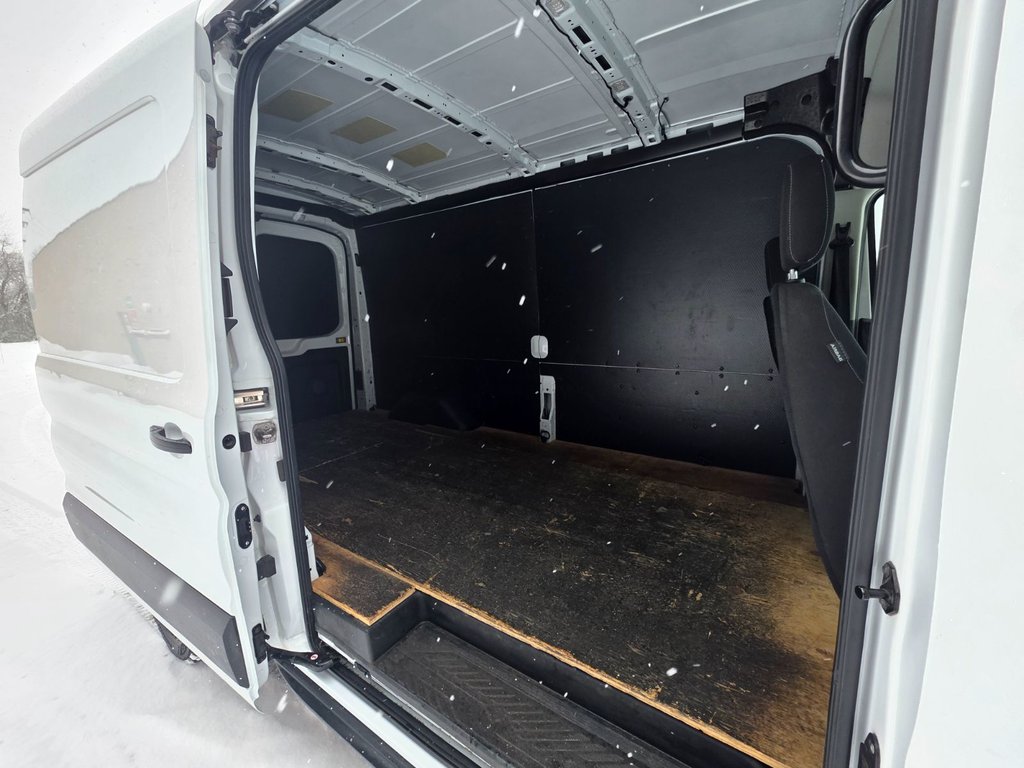 2020 Ford Transit Cargo Van T-250 Medium Roof 148' in Repentigny, Quebec - 9 - w1024h768px