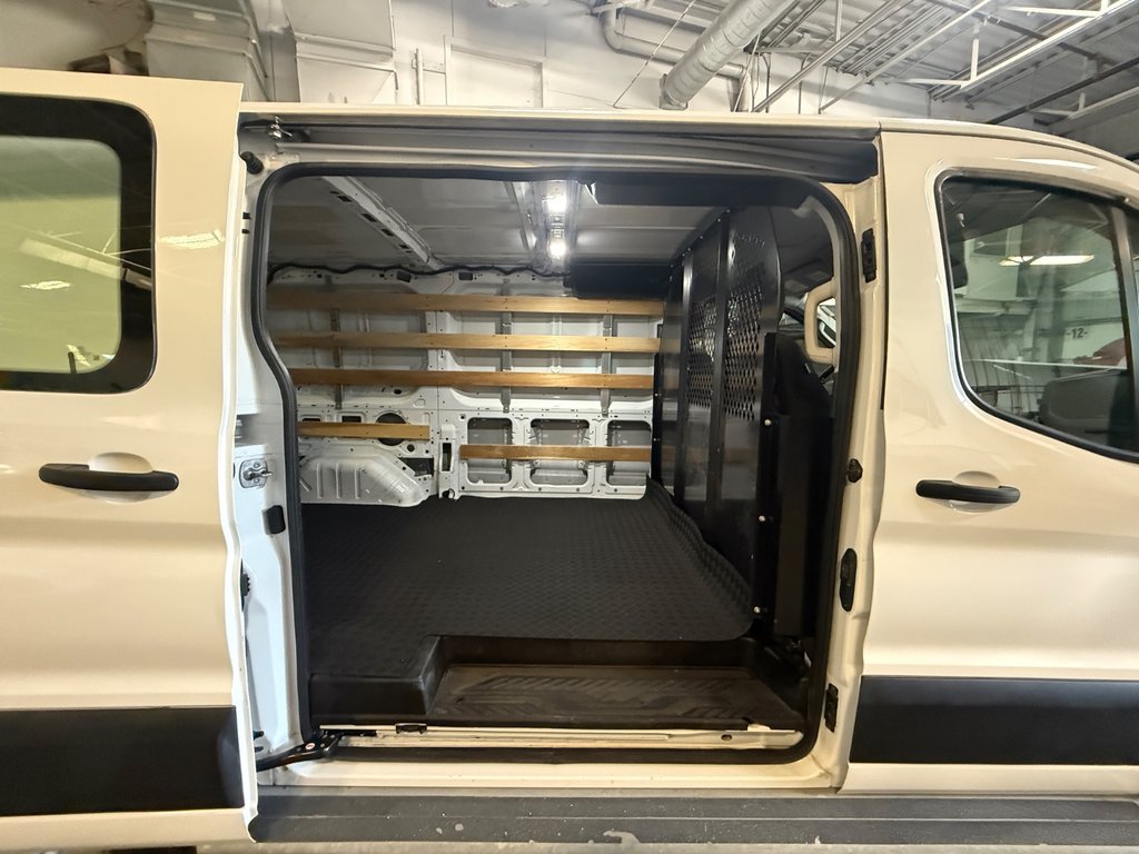 Ford Transit Cargo Van T-250 Low Roof 130' AWD 2023 à Saint-Sulpice, Québec - 13 - w1024h768px