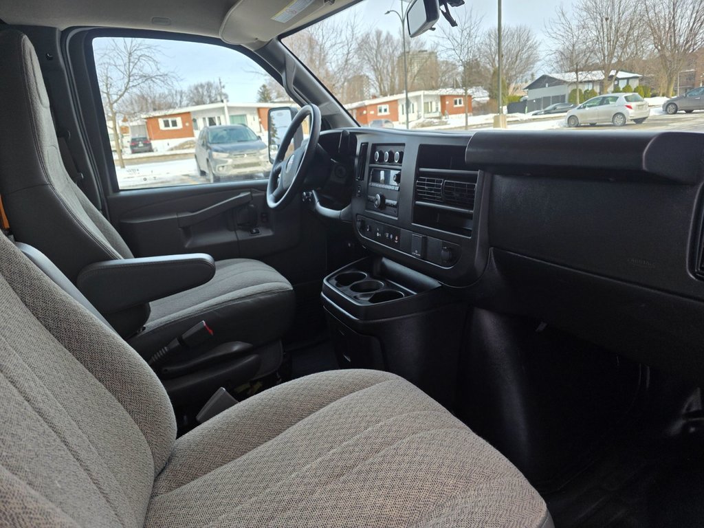 GMC Savana Commercial Cutaway 3500 Cube 14' PIEDS 2023 à Repentigny, Québec - 9 - w1024h768px