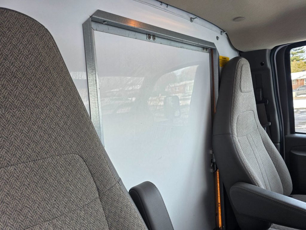 GMC Savana Commercial Cutaway 3500 Cube 14' PIEDS 2023 à Repentigny, Québec - 11 - w1024h768px