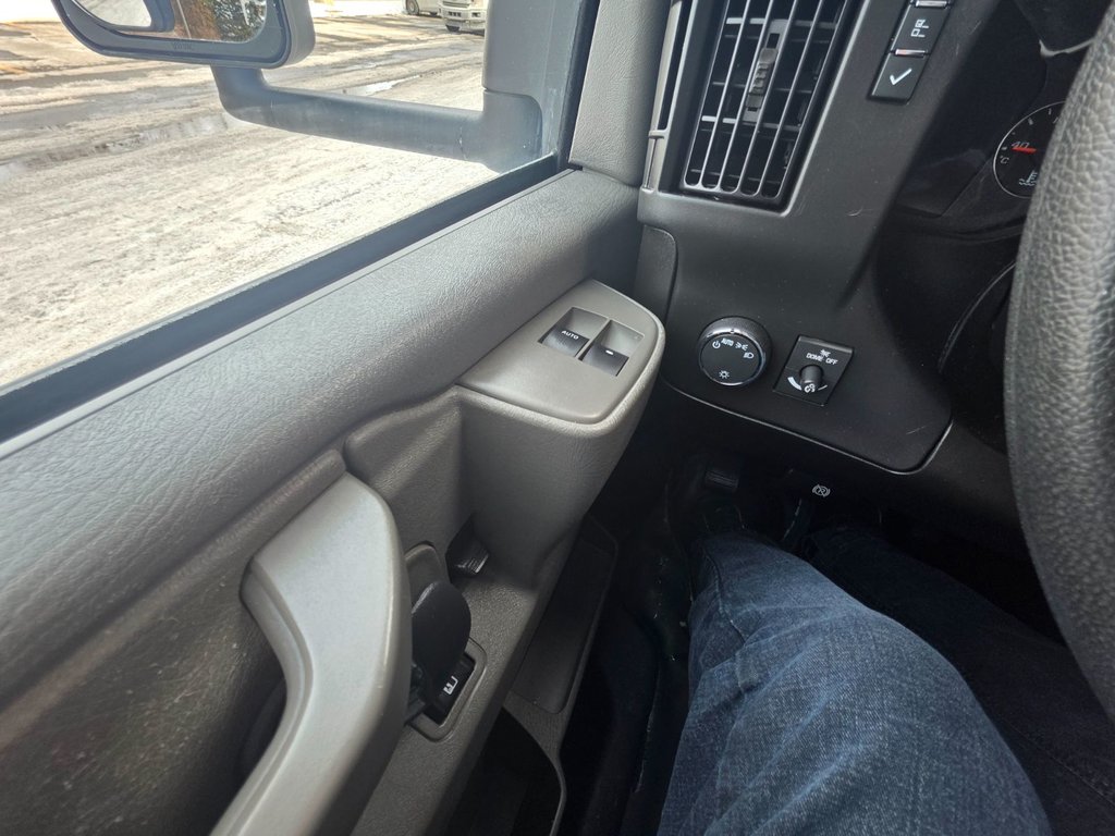 GMC Savana Commercial Cutaway 3500 Cube 14' PIEDS 2023 à Repentigny, Québec - 14 - w1024h768px