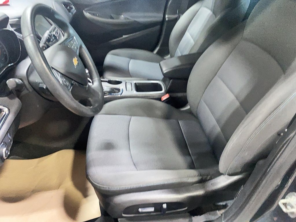 2018 Chevrolet Cruze LT in Jonquière, Quebec - 12 - w1024h768px