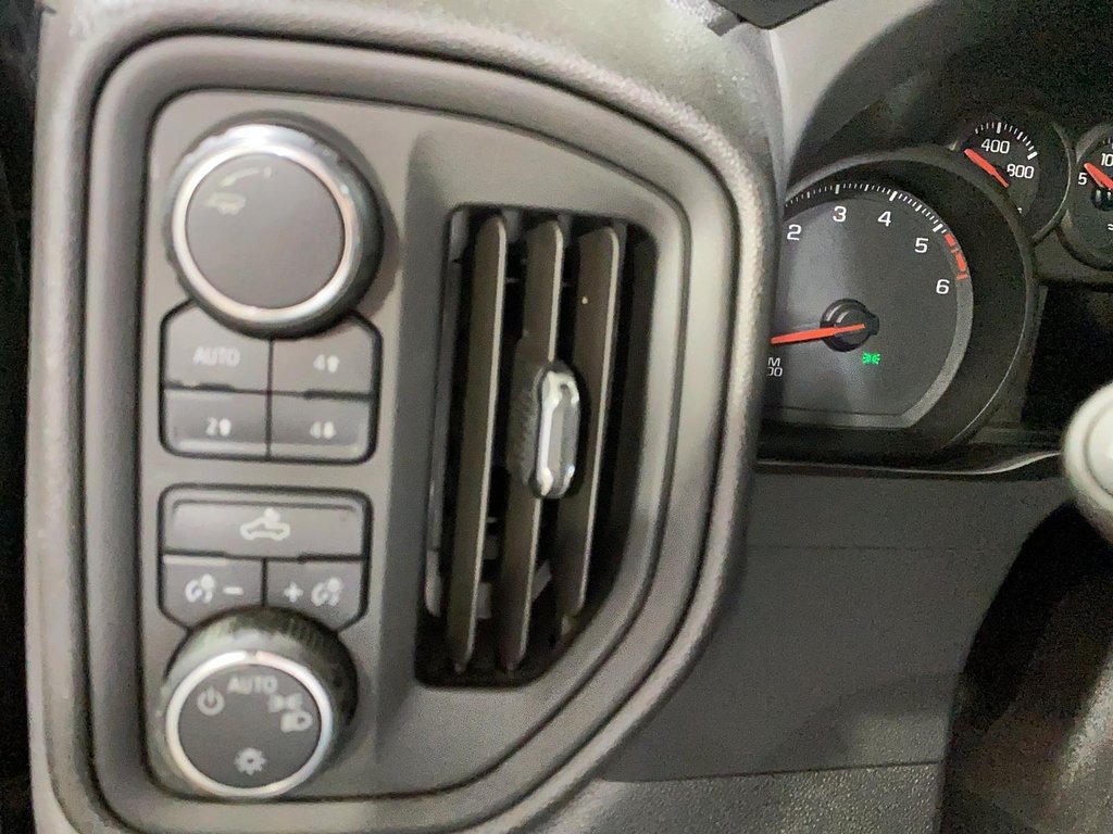 2024 Chevrolet Silverado 1500 Custom Trail Boss in Jonquière, Quebec - 18 - w1024h768px