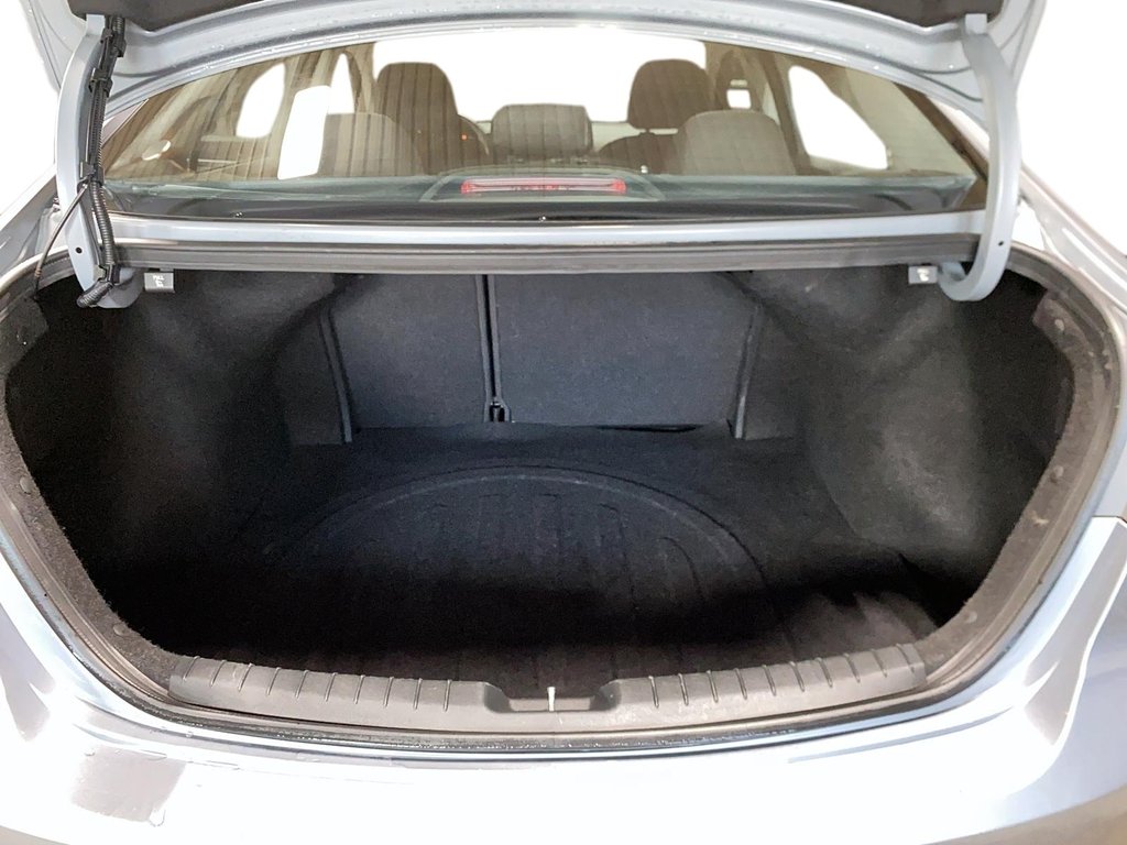 2017 Hyundai Elantra in Jonquière, Quebec - 5 - w1024h768px