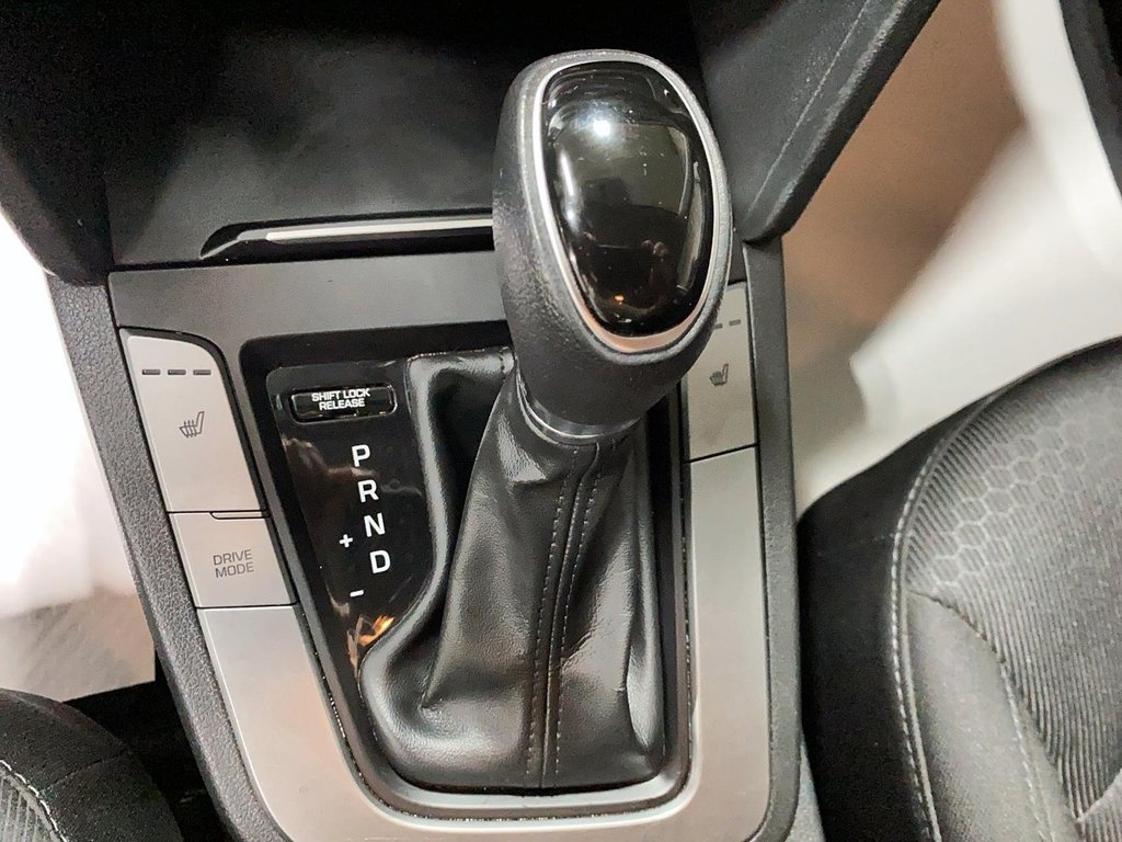 2017 Hyundai Elantra in Jonquière, Quebec - 14 - w1024h768px
