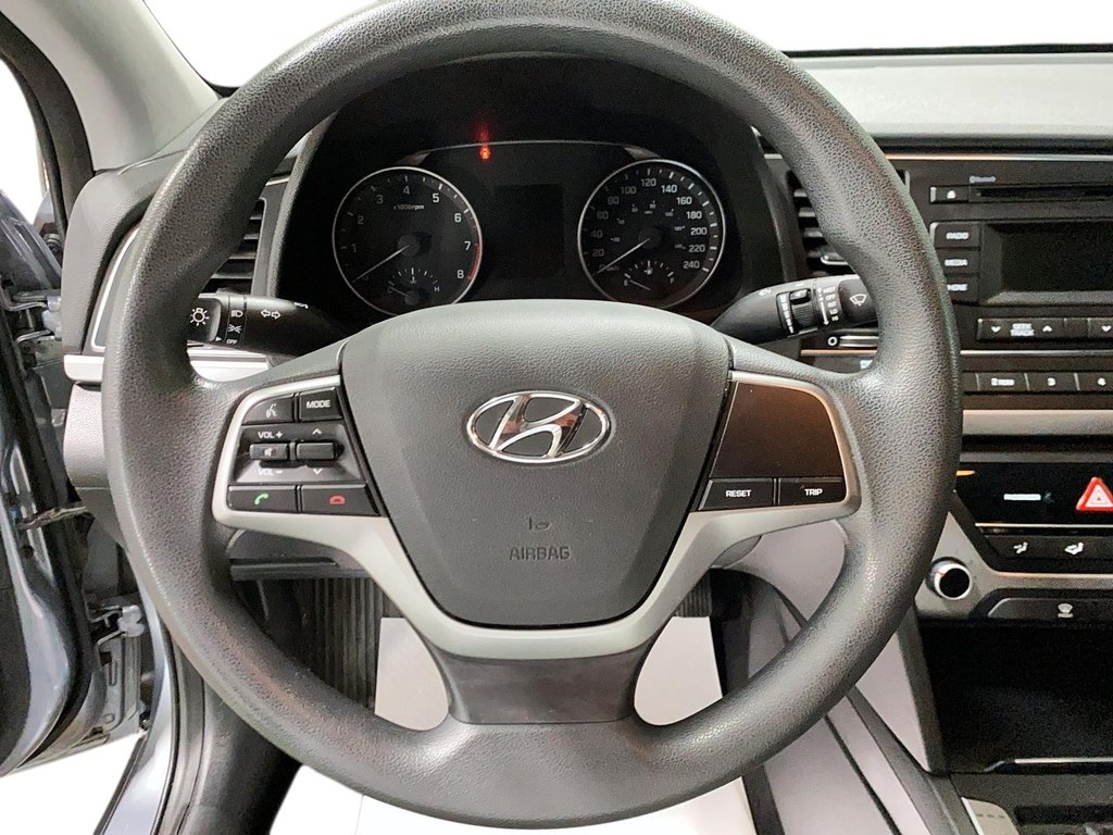 2017 Hyundai Elantra in Jonquière, Quebec - 13 - w1024h768px