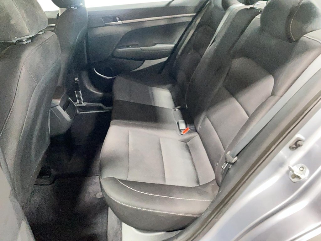 2017 Hyundai Elantra in Jonquière, Quebec - 9 - w1024h768px