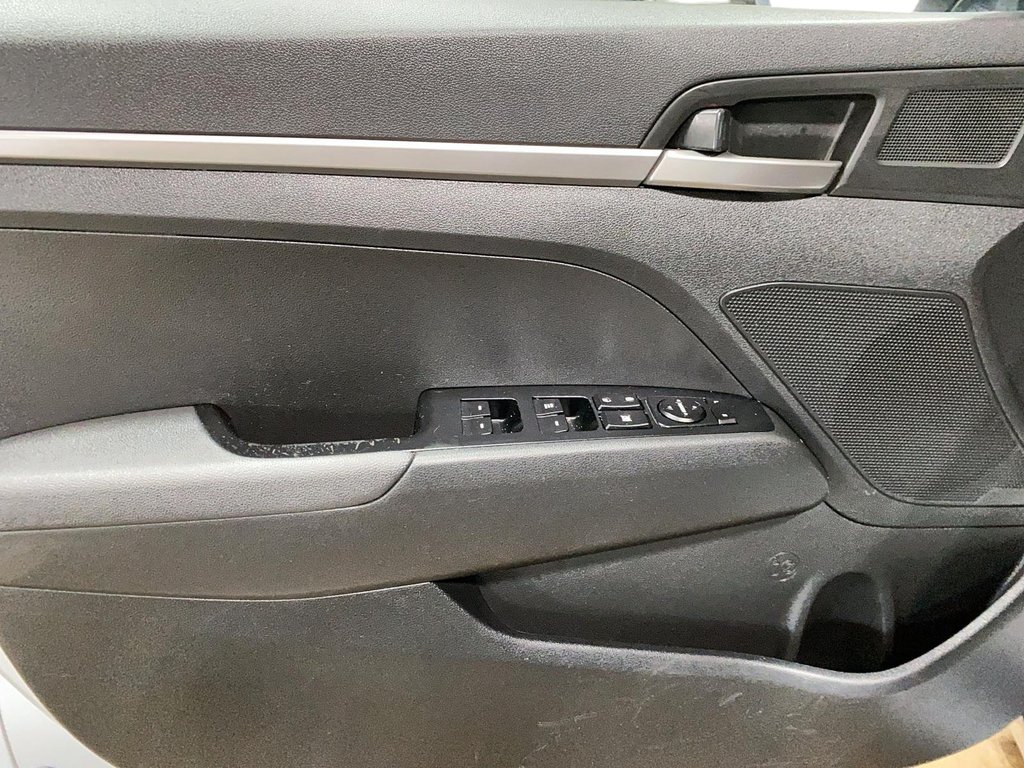 2017 Hyundai Elantra in Jonquière, Quebec - 10 - w1024h768px