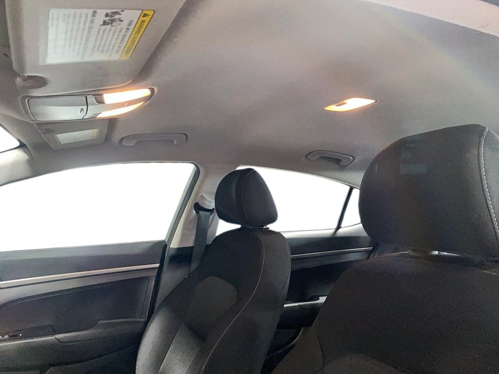 2017 Hyundai Elantra in Jonquière, Quebec - 12 - w1024h768px