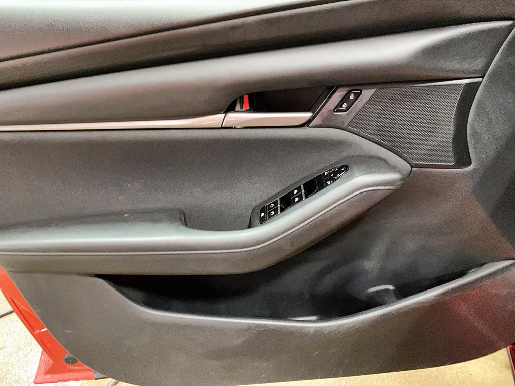 2021 Mazda 3 in Jonquière, Quebec - 11 - w1024h768px
