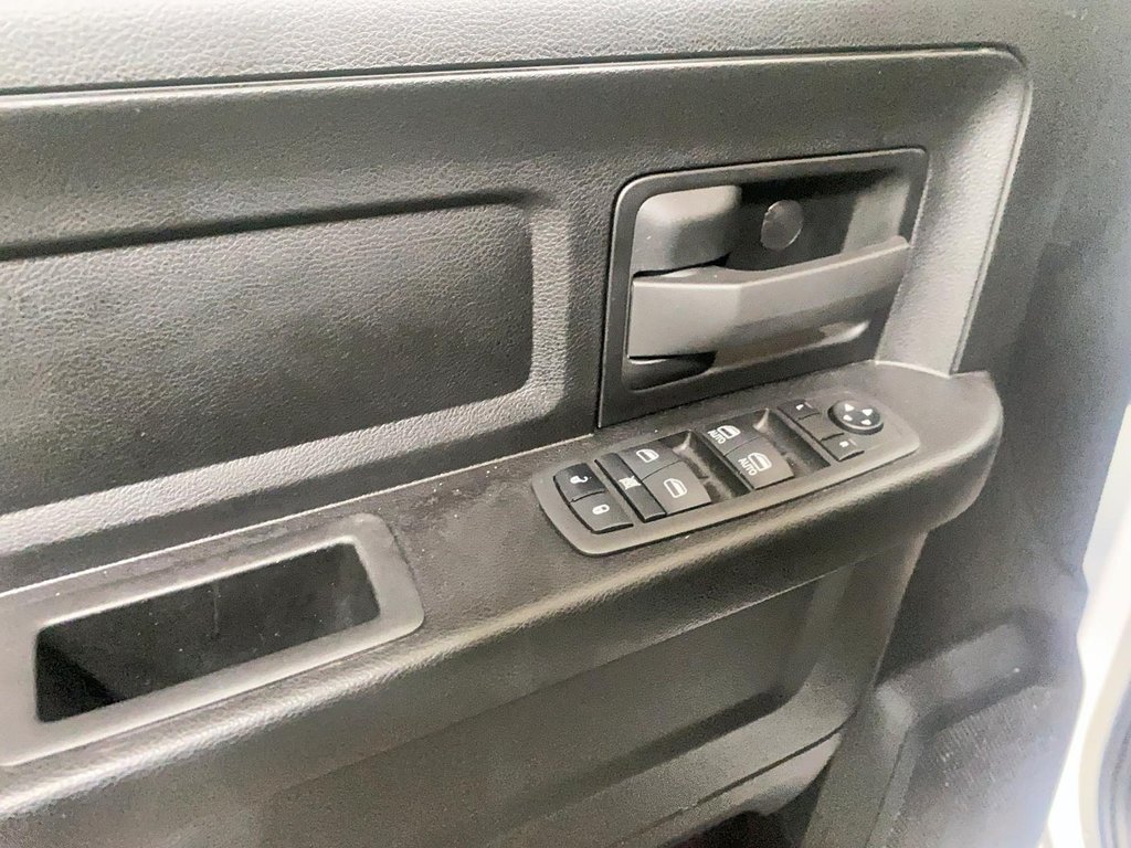 Ram 1500 Classic Express 2023 à Chicoutimi, Québec - 10 - w1024h768px