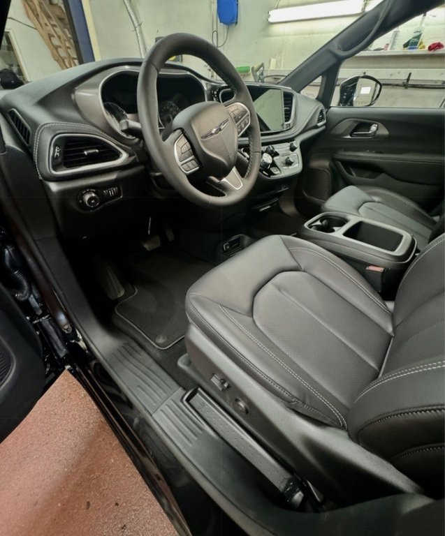 2026 Chrysler Pacifica SELECT in Montague, Prince Edward Island - 9 - w1024h768px