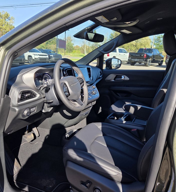 2027 Chrysler Pacifica SELECT AWD in Montague, Prince Edward Island - 9 - w1024h768px