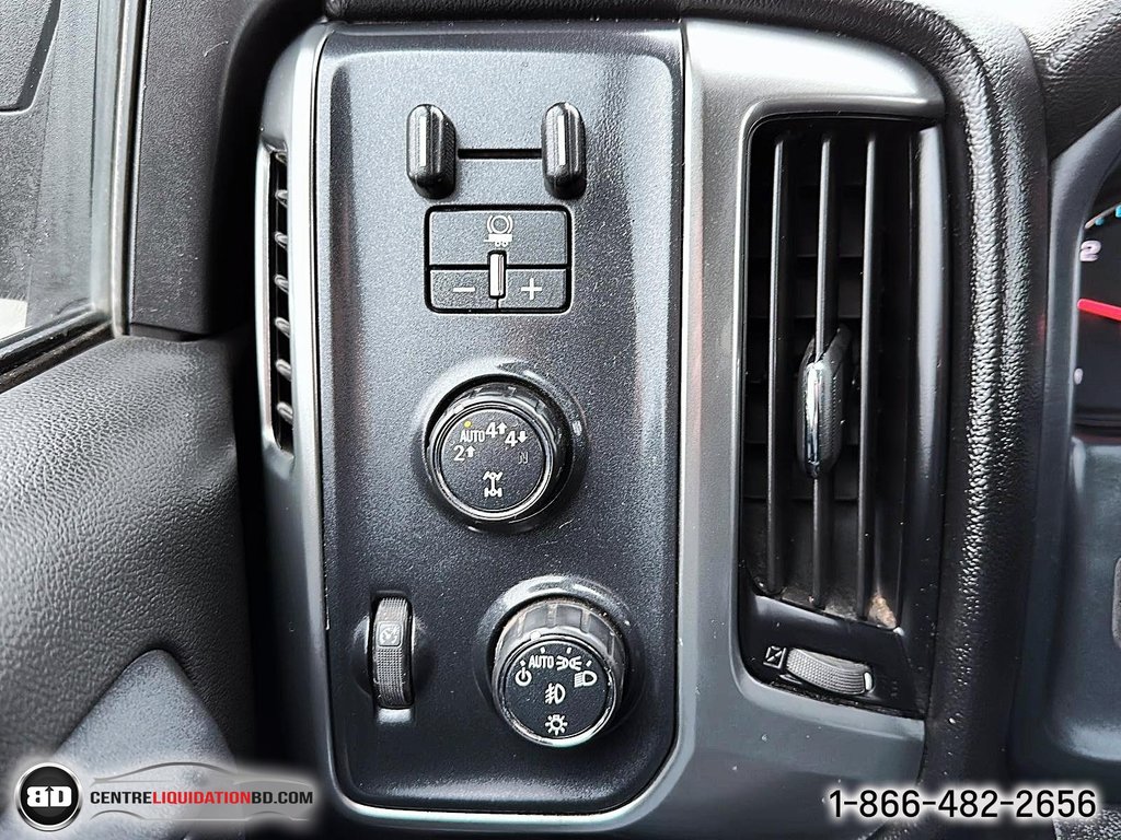 2018  Silverado 1500 LT CREW CAB BOITE 6.5P in Granby, Quebec - 16 - w1024h768px