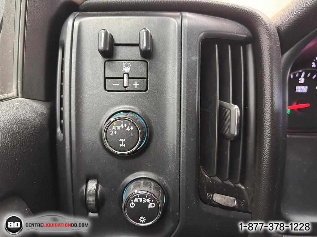 2018 Chevrolet Silverado 1500 Double Cab Custom in Granby, Quebec - 23 - w1024h768px