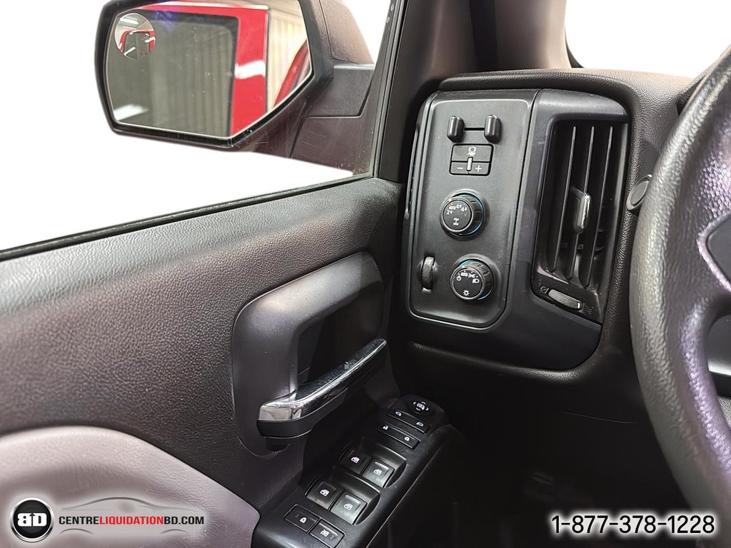 2018 Chevrolet Silverado 1500 Double Cab Custom in Granby, Quebec - 18 - w1024h768px