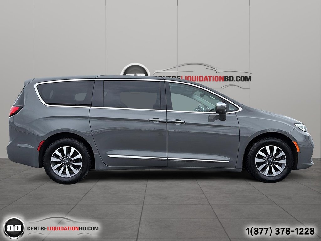 2022 Chrysler Pacifica Hybrid Limited PHEV in Granby, Quebec - 4 - w1024h768px