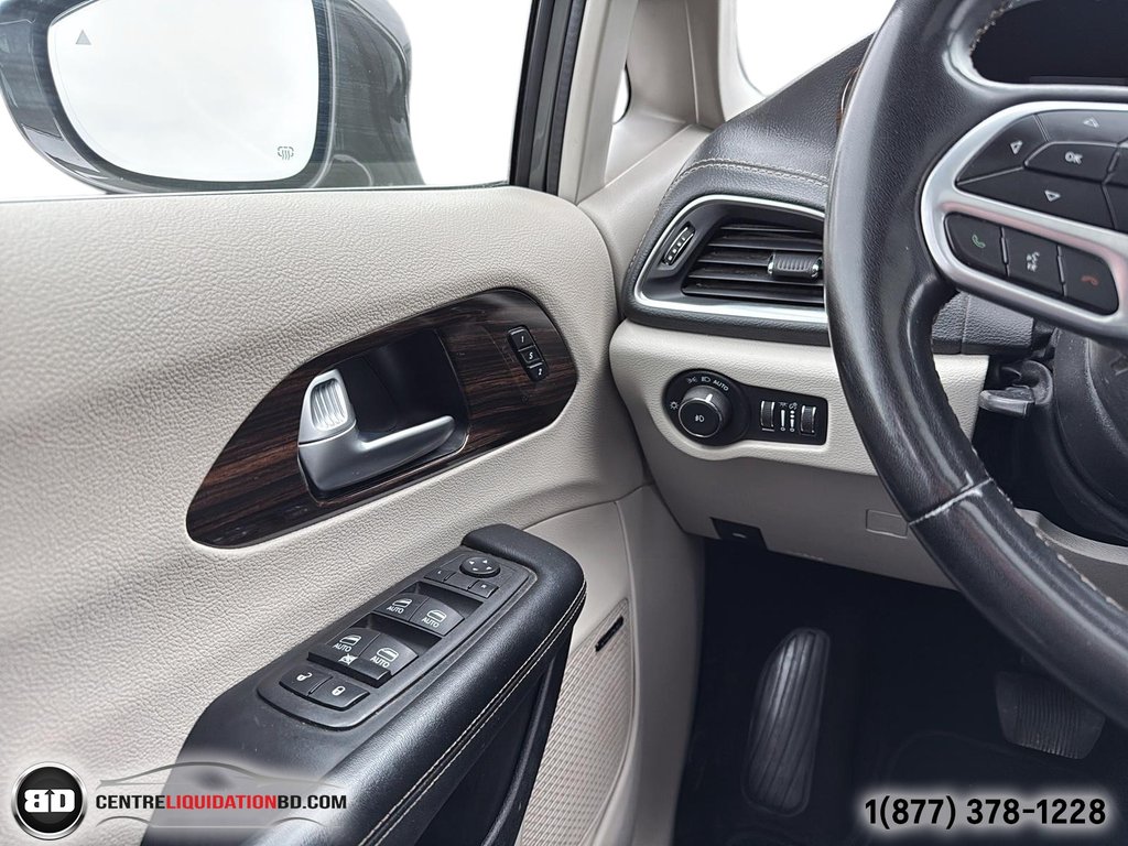 2022 Chrysler Pacifica Hybrid Limited PHEV in Granby, Quebec - 17 - w1024h768px