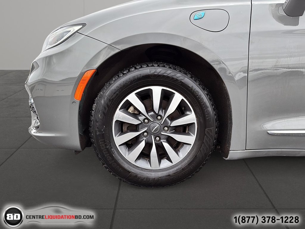 2022 Chrysler Pacifica Hybrid Limited PHEV in Granby, Quebec - 12 - w1024h768px