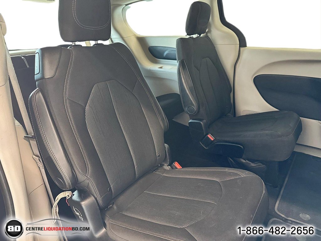 2017 Chrysler Pacifica in Granby, Quebec - 7 - w1024h768px