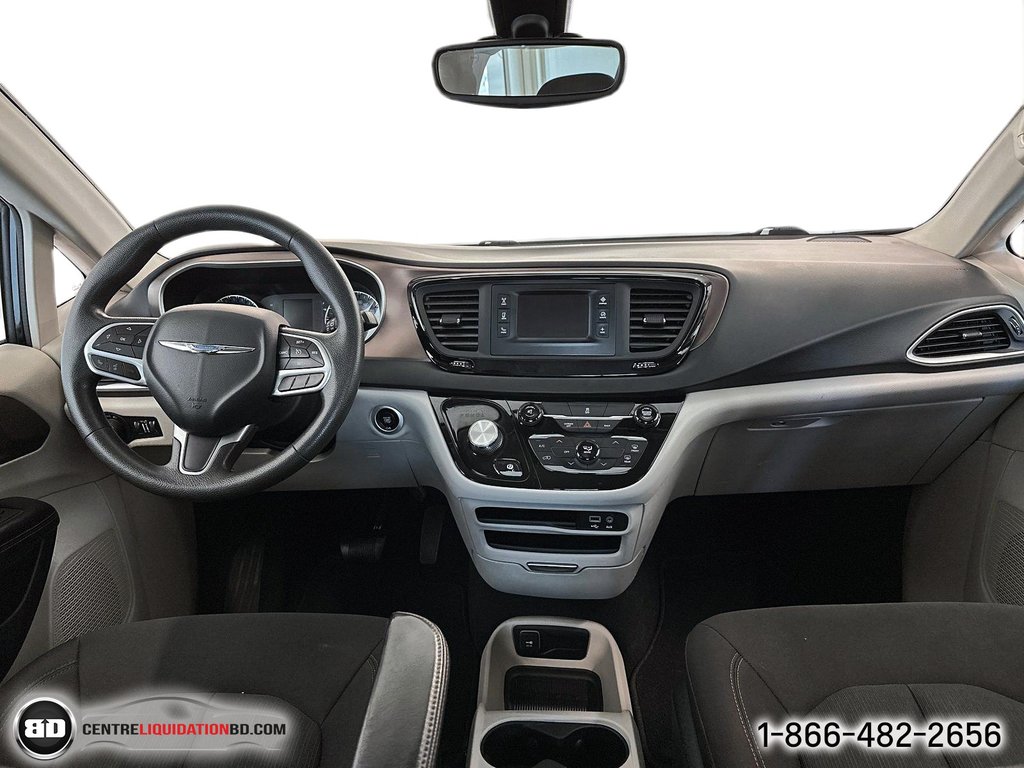 2017 Chrysler Pacifica in Granby, Quebec - 9 - w1024h768px