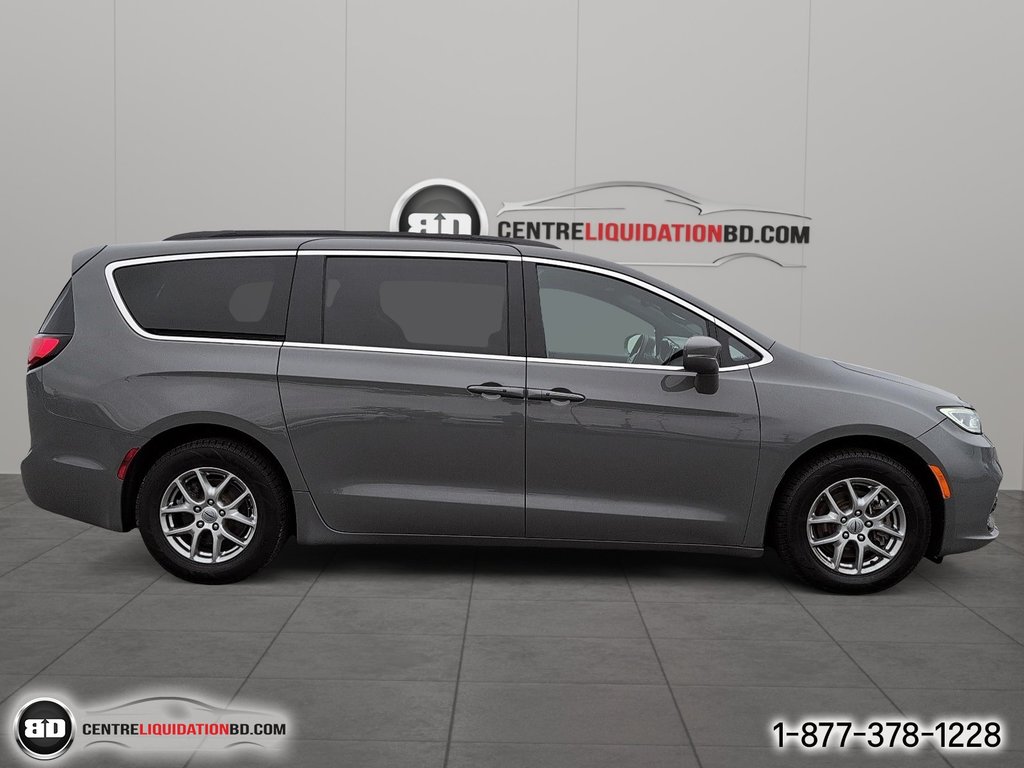 2022 Chrysler Pacifica Touring in Granby, Quebec - 4 - w1024h768px