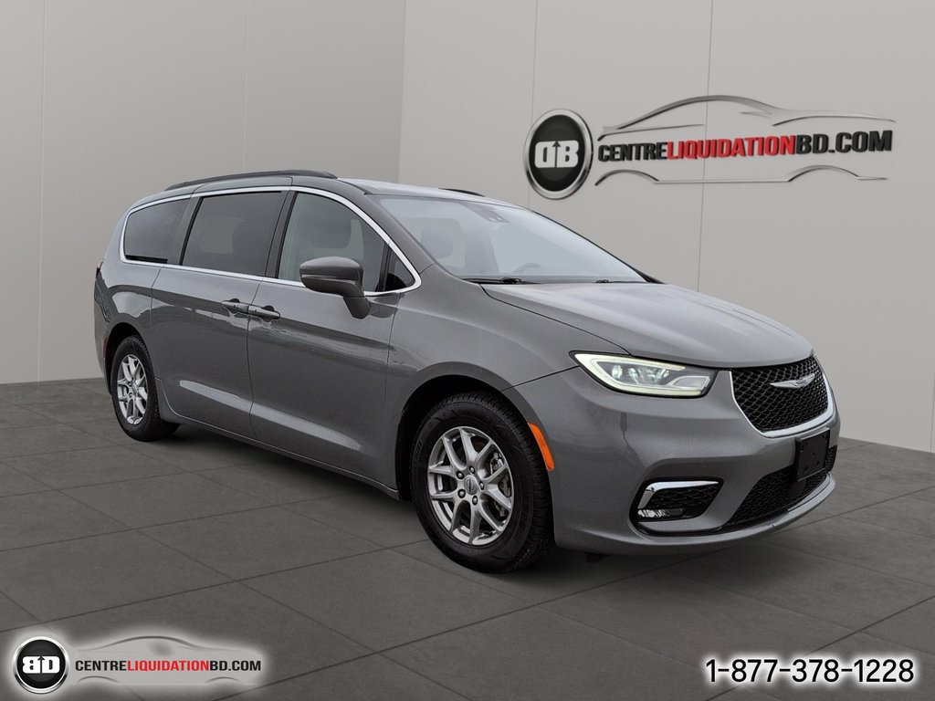 2022 Chrysler Pacifica Touring in Granby, Quebec - 3 - w1024h768px