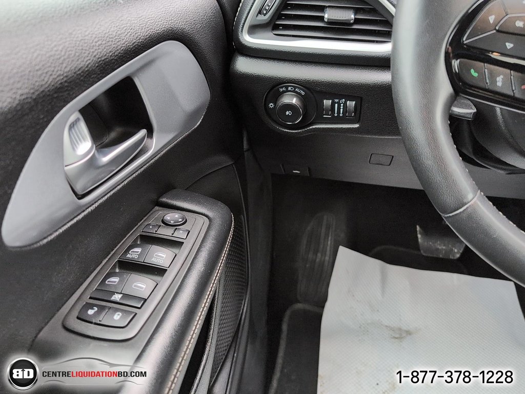 2022 Chrysler Pacifica Touring in Granby, Quebec - 14 - w1024h768px