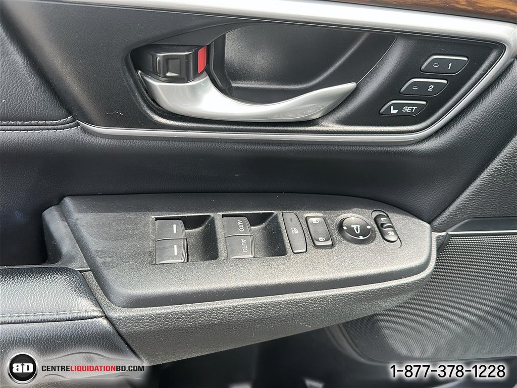 2017 Honda CR-V Touring in Granby, Quebec - 14 - w1024h768px